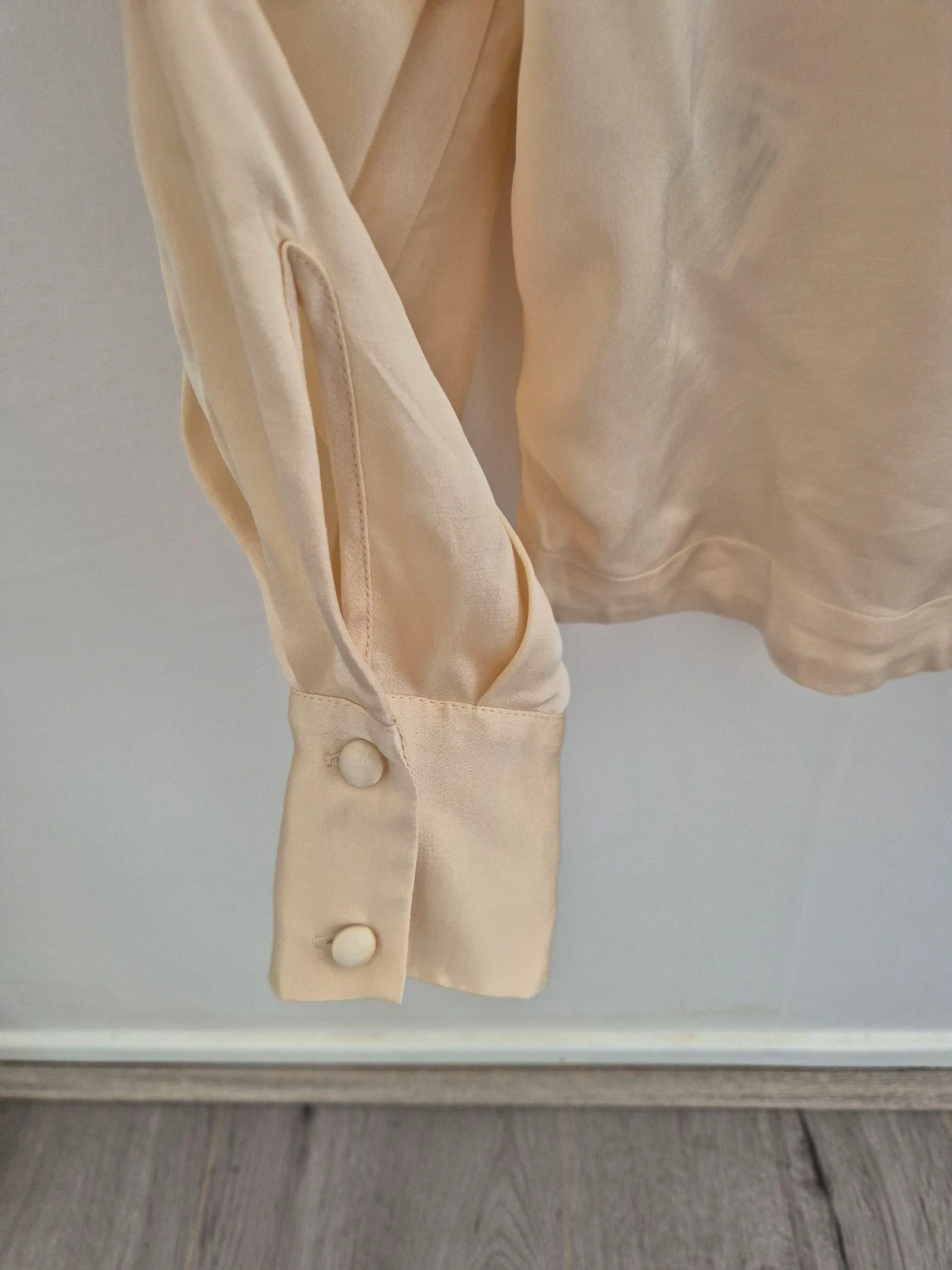 H&M crèmekleurige satijnlook blouse met knoopjes 36 S  – photo 8